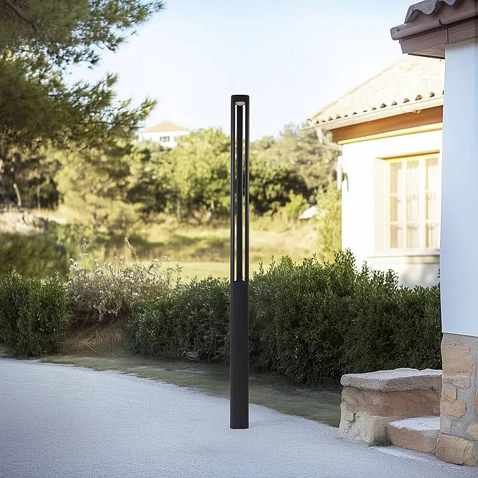 Lucande Außenlaterne Pirron -  - Elegante schwarze Wegeleuchte für den Außenbereich, Weg neben einem Haus beleuchtend. Modernes Design für Gartenbeleuchtung.