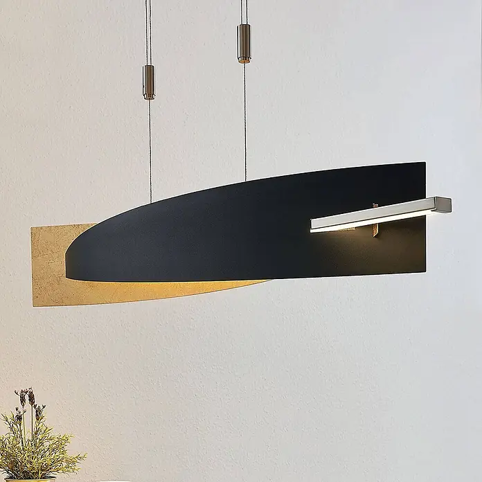 Lucande Pendelleuchte Marija - L x B x H: 101 x 18,5 x 1,8 cm, schwarz, Schwarz, gold - Moderne schwarze und goldfarbene asymmetrische Pendelleuchte mit integriertem LED-Streifen, an Metallseilen aufgehängt.
