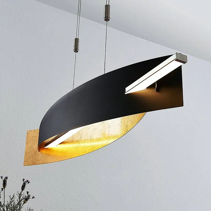Lucande Pendelleuchte Marija - L x B x H: 101 x 18,5 x 1,8 cm, schwarz, Schwarz, gold - Moderne schwarze Pendelleuchte mit geschwungenem Design, goldener Innenseite und integrierten linearen LED-Leuchten, von der Decke hängend.