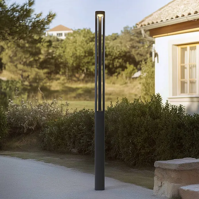 Lucande Außenlaterne Pirron -  - Moderne anthrazitfarbene Pollerleuchte mit vertikalen Lichtstreifen für die Gartenwegbeleuchtung.