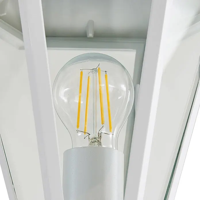 Lindby Außenlaterne Edana - 23 x 26 x 211 cm - Nahaufnahme einer klaren LED-Filamentbirne mit vier gelben Filamenten, in einer weißen Leuchte.