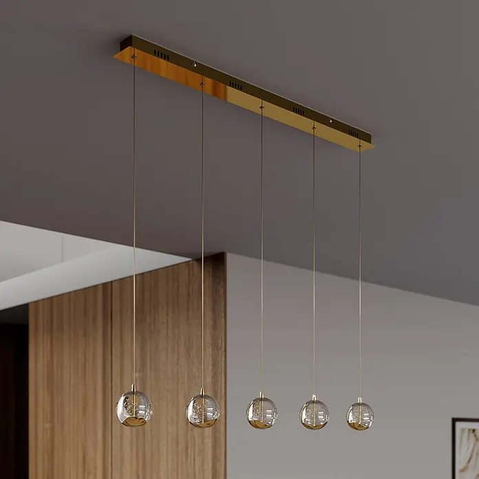Lucande Pendelleuchte Hayley - L x B x H: 96 x 9 x 9 cm, klar / transparent, klar, gold - Fünfflammige lineare Pendelleuchte mit goldener Leiste und klaren Glaskugeln mit Goldakzenten, von der Decke hängend.