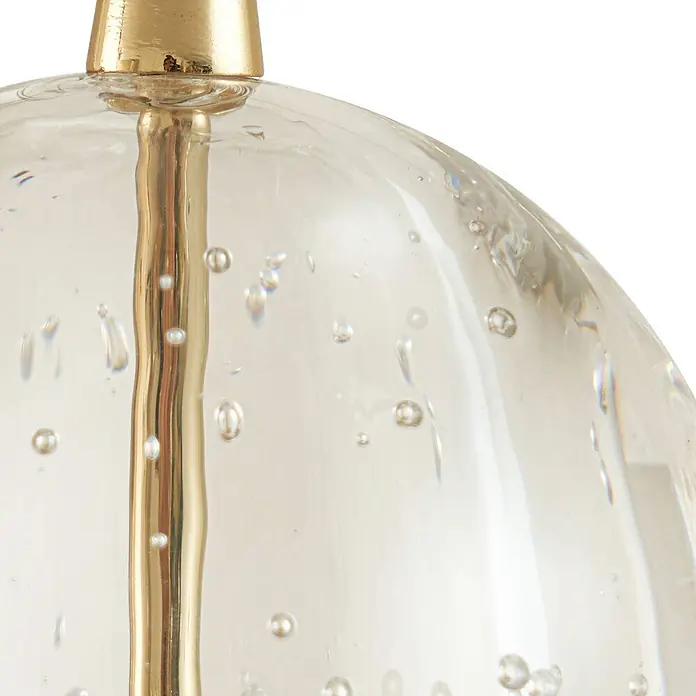 Lucande Pendelleuchte Hayley - L x B x H: 96 x 9 x 9 cm, klar / transparent, klar, gold - Nahaufnahme eines klaren Glaslampenfußes mit eingeschlossenen Blasen und einem goldenen Metallschaft.