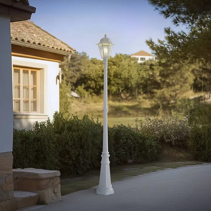 Lindby Außenlaterne Edana - 23 x 26 x 211 cm - Weißer Außenlaternenpfahl beleuchtet einen Gartenweg. Klassisches Design für Umgebungslicht.