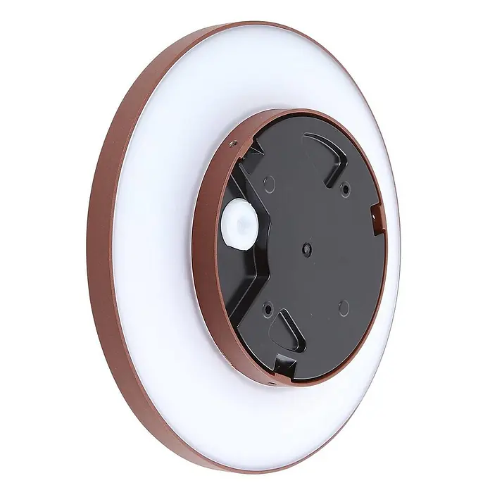 Lucande Außenwandleuchte Kayana - braun / rost, IP65 - Runde braun gerahmte LED-Leuchte mit weißem Diffusor und schwarzem Sensor-Hub.