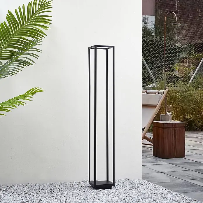 Lucande Außenlaterne Thorvid -  - Hohe Stehlampe mit schwarzem Metallrahmen auf einer Außenterrasse.