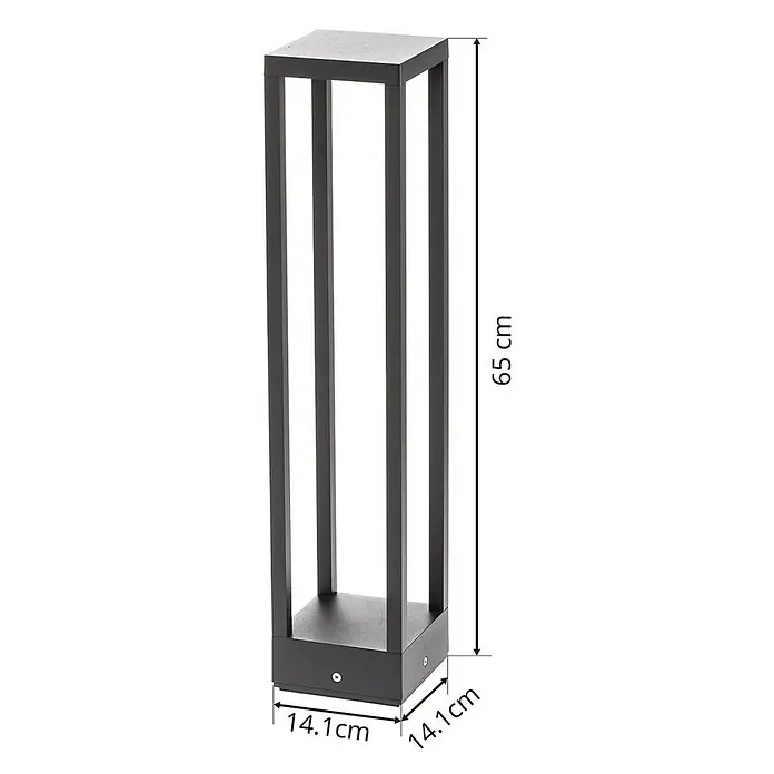 Lucande Außenlaterne Carlota -  - Dunkelgraue, quadratische Außenstandleuchte, 65 cm hoch, mit 14,1 cm x 14,1 cm Sockel.