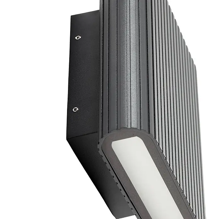 Lucande Außenwandleuchte Raija - 7,5 x 18 x 19 cm, alu / grau / zink, IP54 - Schwarze gerippte LED-Außenwandleuchte mit weißem Lichtstreifen, an einer Halterung montiert.
