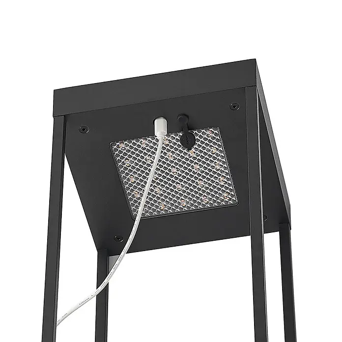 Lucande Außenlaterne Lynzy -  - Nahaufnahme eines schwarz gerahmten Geräts mit quadratischem LED-Panel, eingestecktem weißem USB-C-Ladekabel und schwarzer Schutzabdeckung.