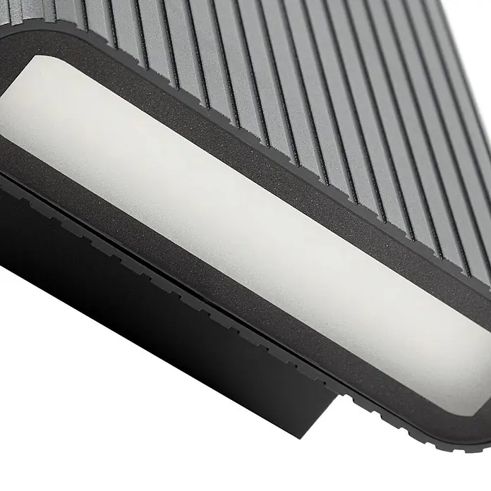 Lucande Außenwandleuchte Raija - 7,5 x 18 x 19 cm, alu / grau / zink, IP54 - Dunkelgraue gerippte LED-Wandleuchte mit mattierter weißer Diffusorplatte.