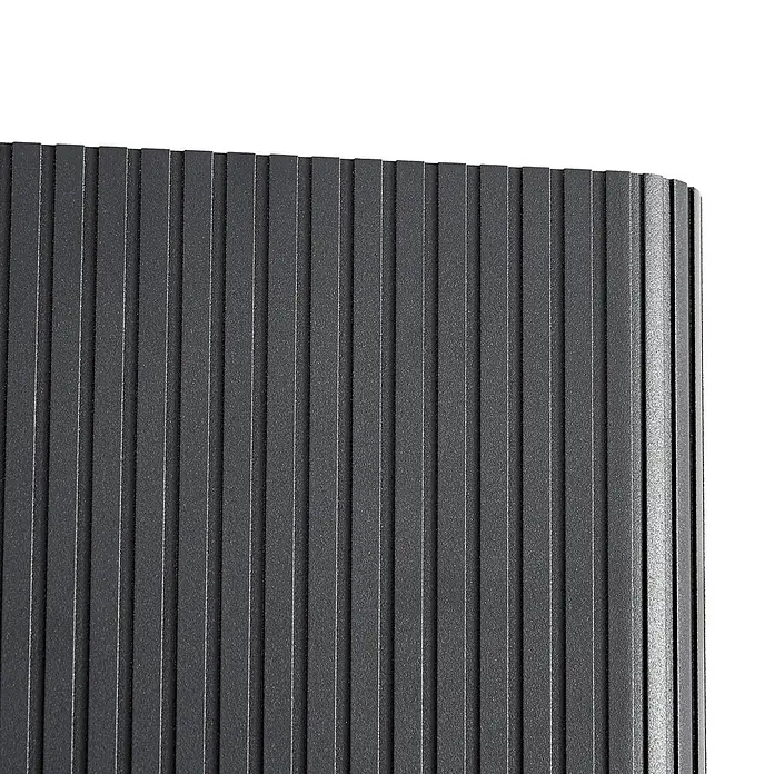 Lucande Außenwandleuchte Raija - 7,5 x 18 x 19 cm, alu / grau / zink, IP54 - Vertikal geripptes dunkelgraues Paneel mit strukturierter Oberfläche und abgerundeter rechter Kante.