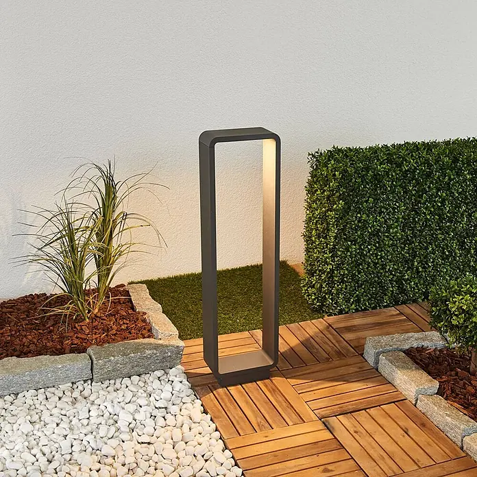 Lucande Außenlaterne ninon -  - Moderne dunkelgraue Außenwegleuchte mit offenem Rechteckrahmen, die warmes Licht im Garten spendet.