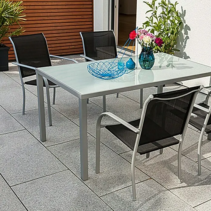 Sunfun Amy Gartenstuhl - Stapelbar, Schwarz, Silber, B x T x H: 56 x 66 x 86 cm - Ein stilvolles Gartenset mit Tisch und Stühlen auf einer Terrasse. Das Set lädt zum Verweilen im Freien ein.