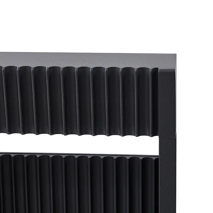Lucande Außenlaterne Tavion -  - Dunkelgraues Modul mit vertikal gerippten Platten und glattem Rahmen.