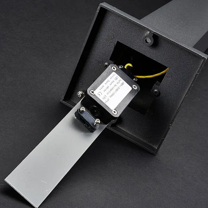 Lucande Außenlaterne Lorik -  - Unterseite einer dunkelgrauen 7W Bridgelux LED-Außenleuchte. Zeigt Verkabelung, Treiber (220-240V, IP54) und Montagehalterung.