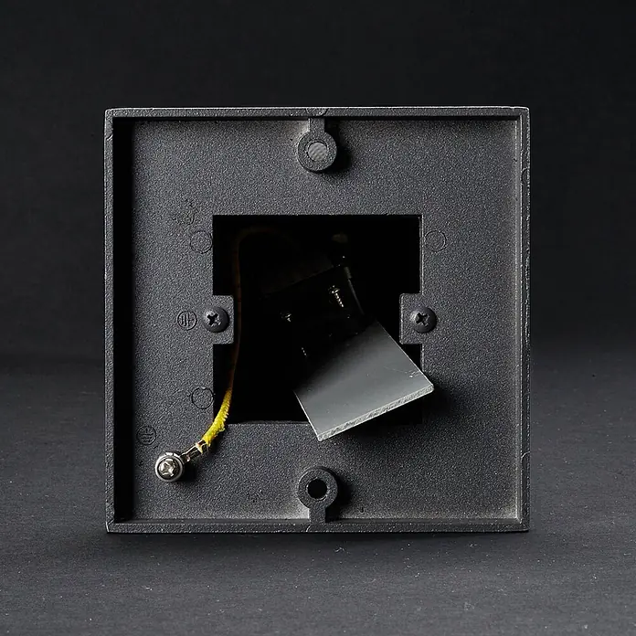 Lucande Außenlaterne Lorik -  - Dunkelgraue, strukturierte Elektrogehäuse-Rückseite mit freiliegender Verkabelung und Befestigungslöchern.