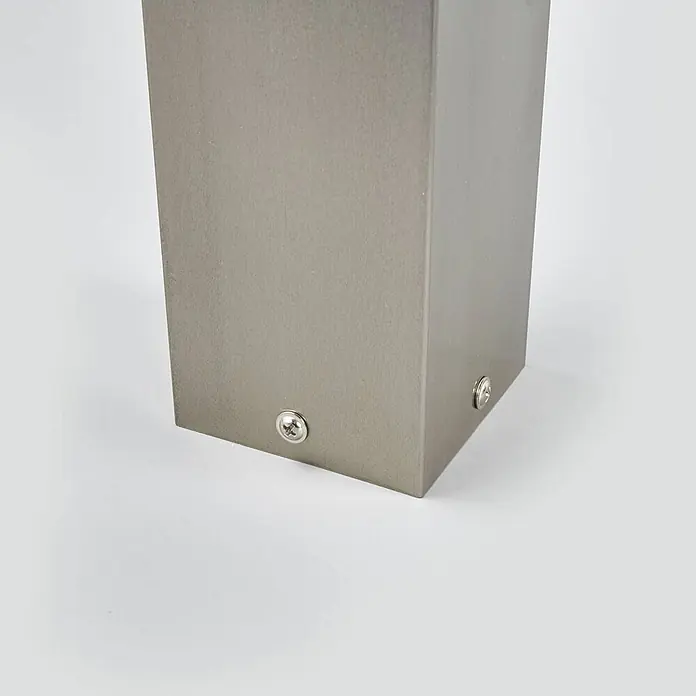 Lindby LED Wegeleuchte in edelstahl, transparent, Gartenlampe -  - Untere Ecke eines grauen, rechteckigen Metallpfostens mit zwei sichtbaren Silberschrauben.
