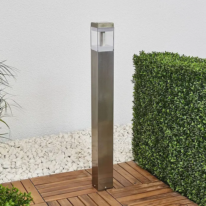 Lindby LED Wegeleuchte in edelstahl, transparent, Gartenlampe -  - Außenpollerleuchte aus gebürstetem Edelstahl mit transparenter Oberseite, auf Holzdeck stehend.