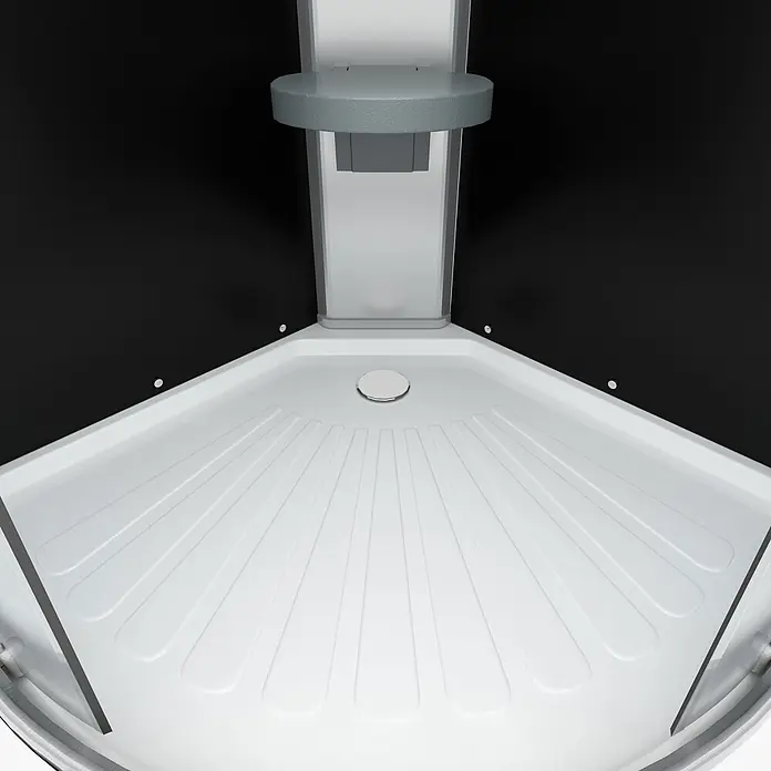 AcquaVapore Komplettdusche Fertigdusche D10-13M0-EC - 90 x 90 x 215 cm, Schwarz - Weißer Viertelkreis-Duschwanne mit Antirutsch-Rillen, silbernem Ablauf und grauer Eckablage vor schwarzen Duschwänden.