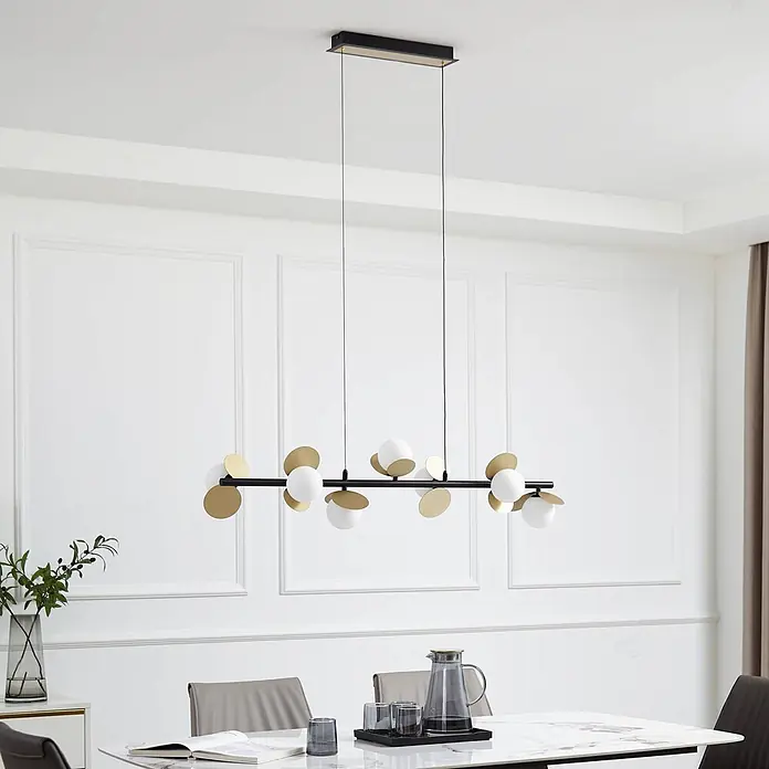 Lucande Pendelleuchte Pallo - L x B x H: 100 x 23,5 x 18 cm, Schwarz, gold, weiß - Moderne schwarze lineare Pendelleuchte mit weißen Kugelschirmen und goldenen Akzenten, über einem Esstisch hängend.