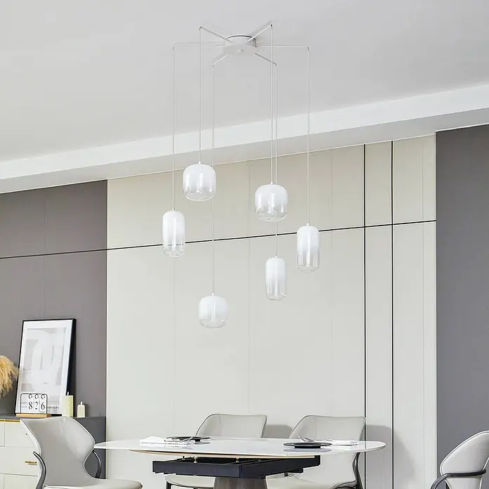 Lucande Pendelleuchte Avelina - L x B x H: 77 x 77 x 17 cm, weiß / opal, weiß - Eine moderne Mehrfach-Pendelleuchte mit sechs weißen Glasschirmen hängt elegant über einem Esstisch.