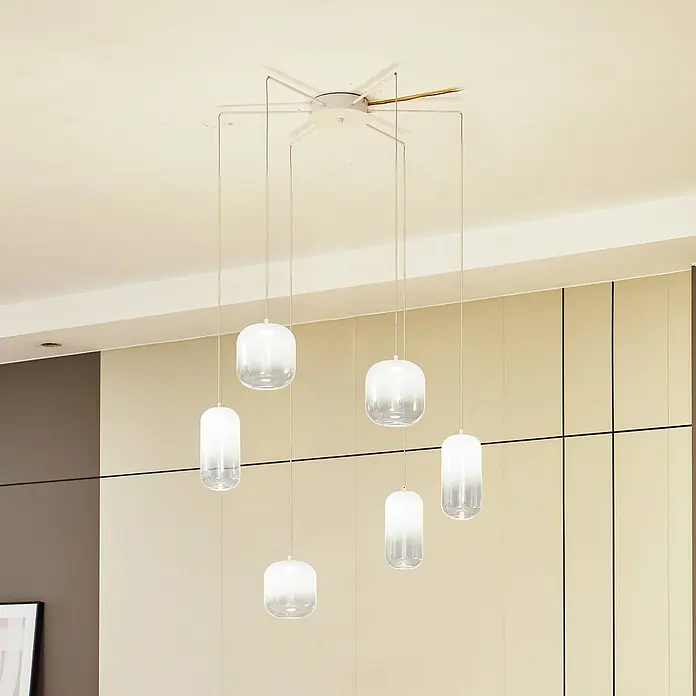 Lucande Pendelleuchte Avelina - L x B x H: 77 x 77 x 17 cm, weiß / opal, weiß - Sechs moderne Pendelleuchten mit klaren und weiß-gradienten Glasschirmen hängen von einer sternförmigen Deckenhalterung mit Golddetails.