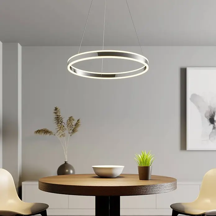 Lucande Pendelleuchte Lyani - L x B x H: 60 x 60 x 5 cm, chrom / silber, chrom, weiß satiniert - Moderne Doppelring-LED-Pendelleuchte in Silber, die einen Esstisch beleuchtet.