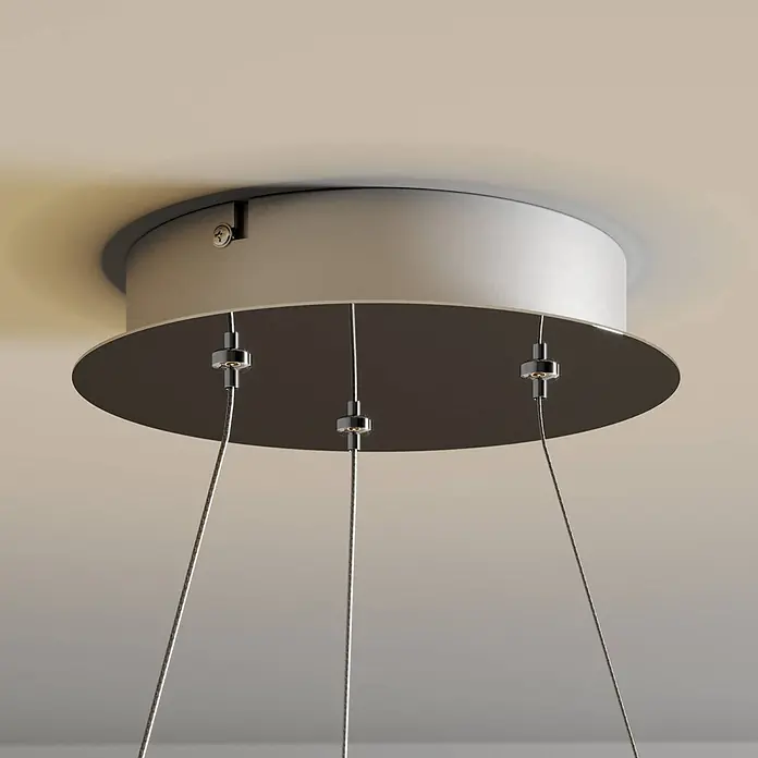 Lucande Pendelleuchte Lyani - L x B x H: 60 x 60 x 5 cm, chrom / silber, chrom, weiß satiniert - Silberne Deckenrosette mit schwarzem Rand und drei hängenden Stahlseilen für Pendelleuchte.