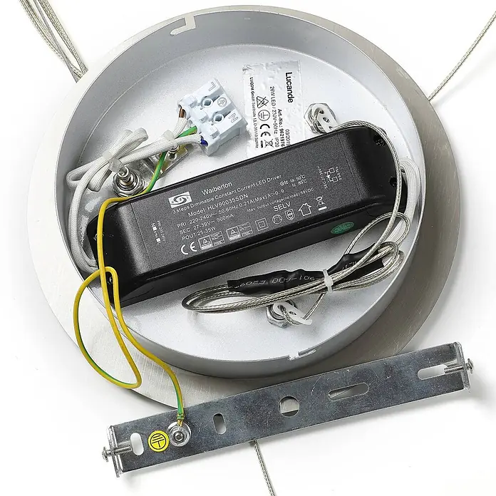 Lucande Pendelleuchte Lyani - L x B x H: 60 x 60 x 5 cm, chrom / silber, chrom, weiß satiniert - Rundes Leuchtengehäuse aus gebürstetem Aluminium mit integriertem LED-Treiber, Klemmenblock und Verkabelung. Eine Montagehalterung liegt daneben.