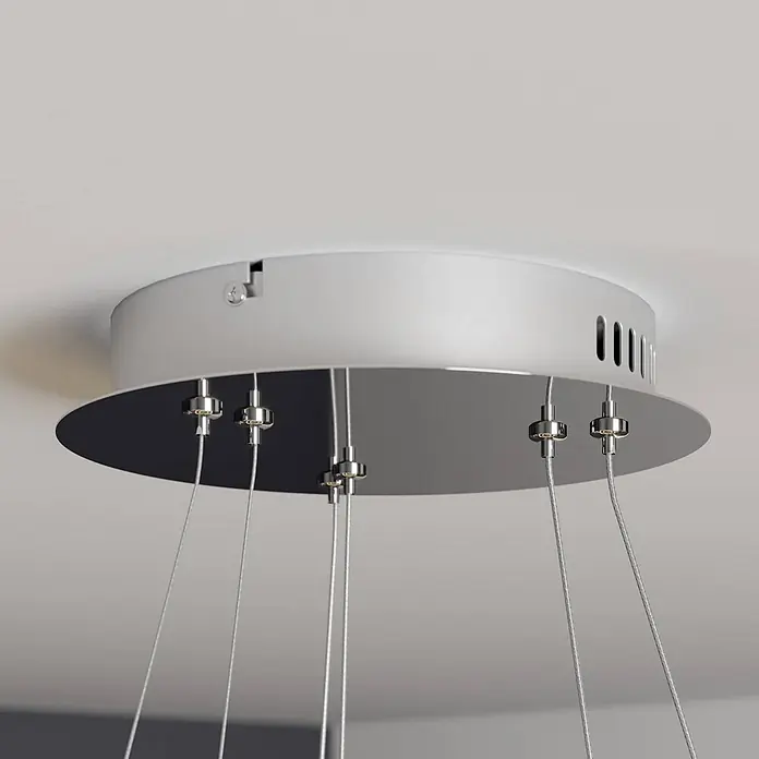 Lucande Pendelleuchte Lyani - L x B x H: 60 x 60 x 5 cm, chrom / silber, chrom, weiß satiniert - Silber-grauer Deckenbaldachin aus Metall mit reflektierender Unterseite und mehreren hängenden Aufhängungskabeln.