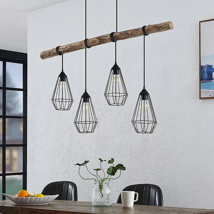Lindby Pendelleuchte Eldarion - L x B x H: 116 x 17,5 x 25,6 cm, schwarz, Schwarz matt, holz hell, E27 - Pendelleuchte mit Holzbalken und vier schwarzen Metallkäfiglampen über einem Esstisch.