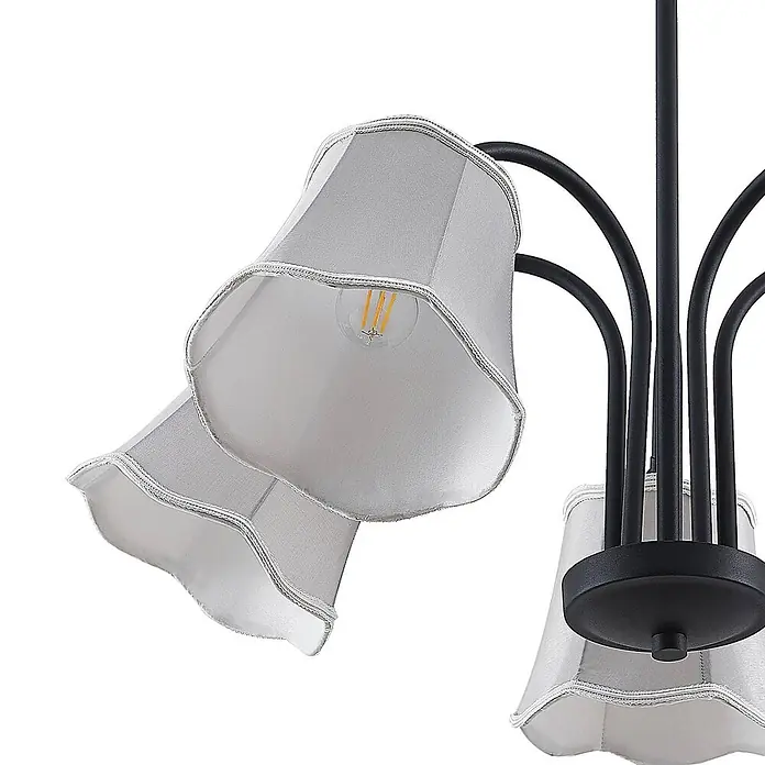 Lucande Pendelleuchte Binta - alu / grau / zink, silbergrau, Schwarz, E14 - Kronleuchter mit schwarzem Metallrahmen und hellgrauen Stoffschirmen, mit sichtbaren Glühfadenlampen.