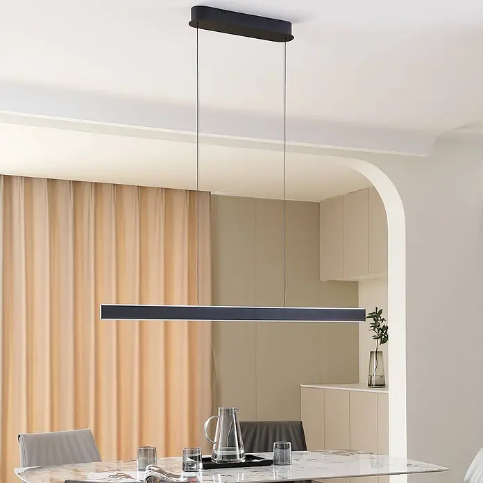 Lucande Pendelleuchte Philine - L x B x H: 121 x 10 x 5 cm, schwarz, sandSchwarz - Elegante schwarze Linear-Pendelleuchte über einem modernen Esstisch in einem minimalistischen Esszimmer.