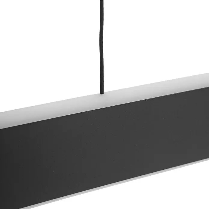 Lucande Pendelleuchte Philine - L x B x H: 121 x 10 x 5 cm, schwarz, sandSchwarz - Nahaufnahme einer schwarzen linearen Pendelleuchte mit silbernen Akzenten, aufgehängt an einem schwarzen Kabel.