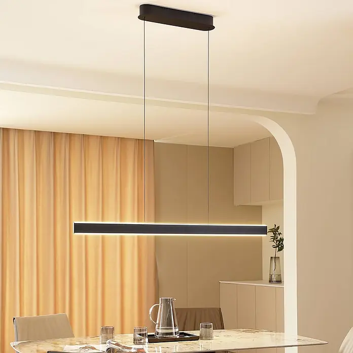 Lucande Pendelleuchte Philine - L x B x H: 121 x 10 x 5 cm, schwarz, sandSchwarz - Schwarze lineare LED-Pendelleuchte beleuchtet einen Esstisch in einem modernen Raum.