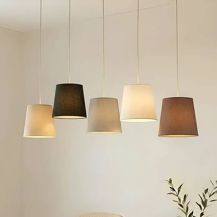 Lucande Pendelleuchte Thamila - L x B x H: 113 x 53 x 21 cm, Multicolour, nickel, karamel, Schwarz, grau, weiß, braun, E27 - Fünf Pendelleuchten mit konischen Stoffschirmen in Cremeweiß, Dunkelgrau, Hellgrau, Weiß, Braun hängen von der Decke.