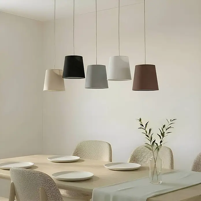 Lucande Pendelleuchte Thamila - L x B x H: 113 x 53 x 21 cm, Multicolour, nickel, karamel, Schwarz, grau, weiß, braun, E27 - Fünf konische Pendelleuchten in Beige, Schwarz, Grau, Weiß und Braun beleuchten einen Esstisch.