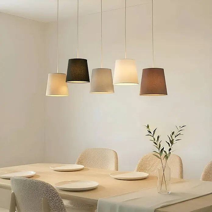 Lucande Pendelleuchte Thamila - L x B x H: 113 x 53 x 21 cm, Multicolour, nickel, karamel, Schwarz, grau, weiß, braun, E27 - Fünf Pendelleuchten mit unterschiedlich farbigen Stoffschirmen hängen über einem Esstisch und beleuchten ihn.