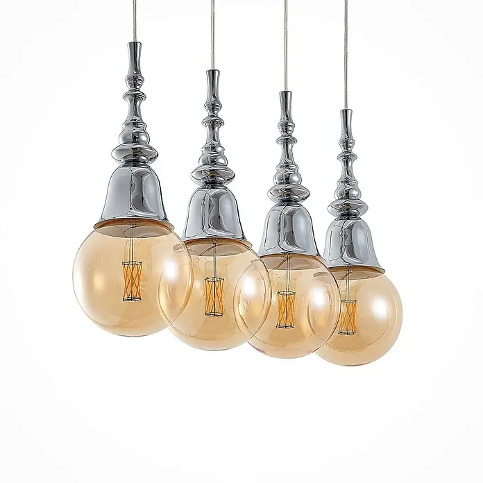 Lucande Pendelleuchte Gesja - L x B x H: 73,5 x 13,5 x 32,5 cm, chrom, E27 - Vier Pendelleuchten mit Chromaufsätzen und amberfarbenen Glaskugeln, mit dekorativen LED-Filamenten.