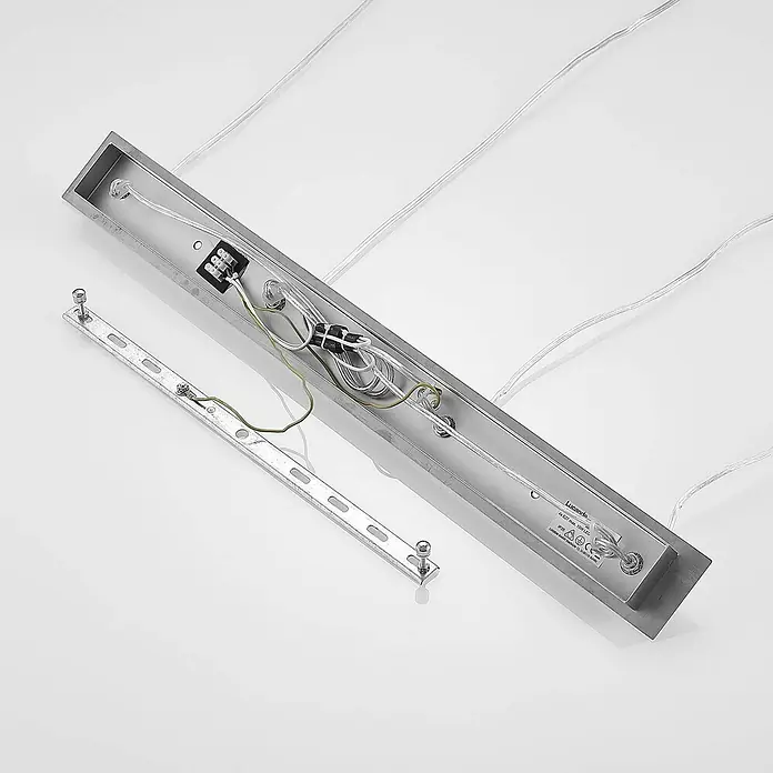 Lucande Pendelleuchte Gesja - L x B x H: 73,5 x 13,5 x 32,5 cm, chrom, E27 - Zerlegte rechteckige Metall-Leuchtenbasis mit Innenverkabelung, Klemmenblock und separatem Montagebügel.