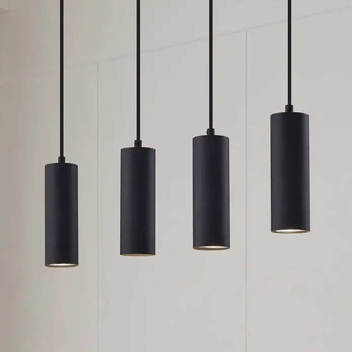Lindby Pendelleuchte Joffrey - L x B x H: 76 x 6 x 18 cm, schwarz, Schwarz, GU10 - Vier schwarze zylindrische Pendelleuchten hängen von der Decke, zwei davon leuchten und zeigen ihr modernes Design.