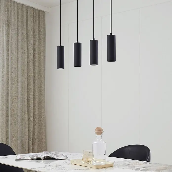 Lindby Pendelleuchte Joffrey - L x B x H: 76 x 6 x 18 cm, schwarz, Schwarz, GU10 - Schwarze zylindrische Pendelleuchten beleuchten einen modernen Essbereich.