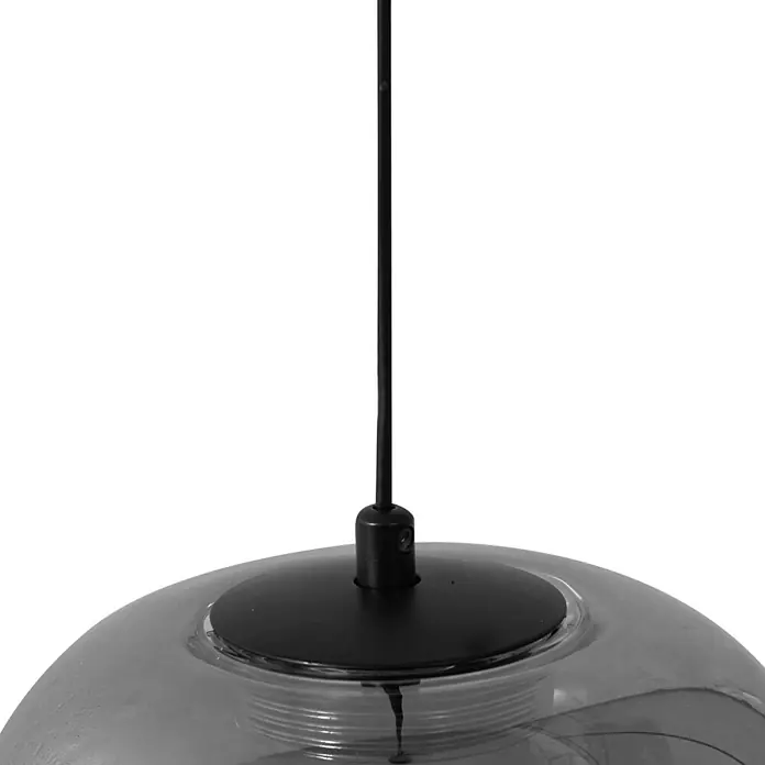 Lucande Pendelleuchte Avelinra - L x B x H: 14 x 14 x 17 cm, alu / grau / zink, rauchgrau, Schwarz - Nahaufnahme einer Pendelleuchte mit schwarzem Kabel, Fassung und rauchgrauem Glasschirm.