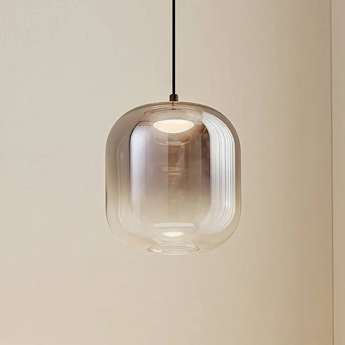 Lucande Pendelleuchte Avelinra - L x B x H: 14 x 14 x 17 cm, alu / grau / zink, rauchgrau, Schwarz - Pendelleuchte aus Rauchglas mit einem transluzenten, abgerundeten Schirm und interner Lichtquelle, an einem schwarzen Kabel aufgehängt.