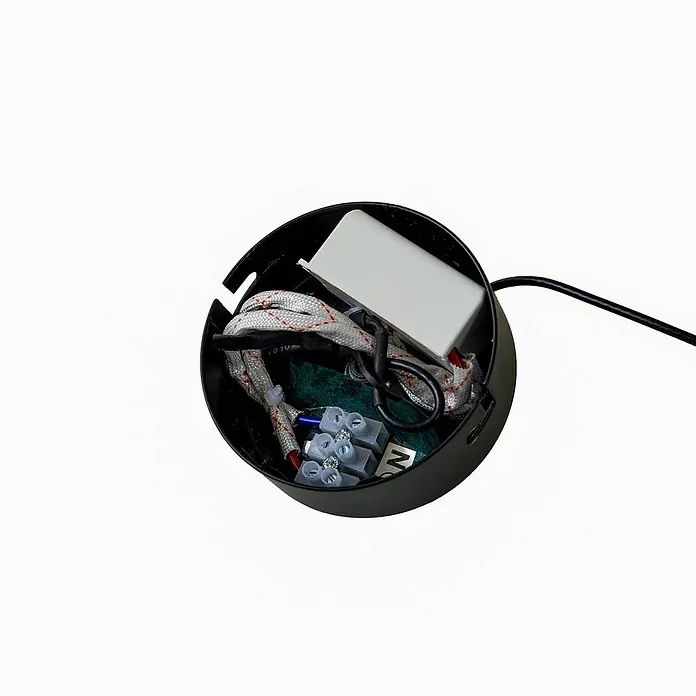 Lucande Pendelleuchte Avelinra - L x B x H: 14 x 14 x 17 cm, alu / grau / zink, rauchgrau, Schwarz - Internansicht einer schwarzen Leuchtenrosette mit elektrischen Komponenten, einschließlich weißem Netzteil, grauen Klemmen und geflochtenen Textilkabeln.