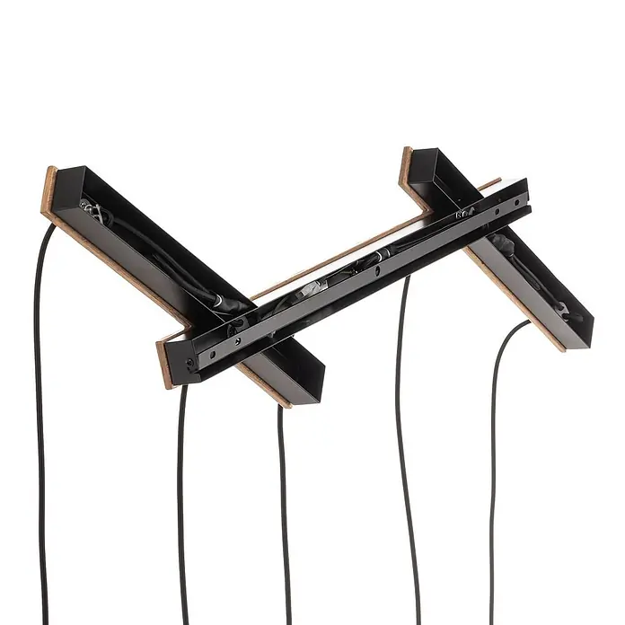 Lucande Pendelleuchte Thamila - L x B x H: 113 x 53 x 21 cm, schwarz, Schwarz, holz hell, E27 - X-förmige schwarze Metall-Leuchte mit Holzapplikationen, mehreren Lampenfassungen und hängenden Stromkabeln.