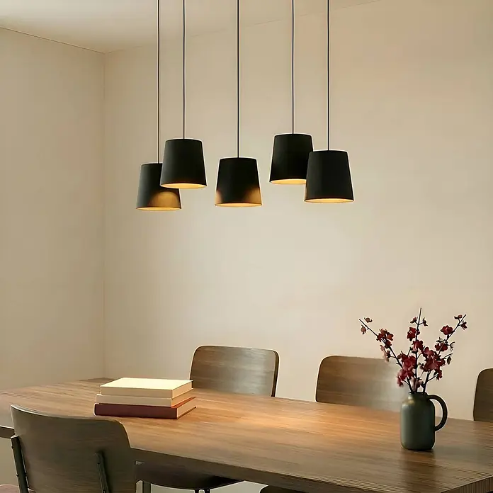 Lucande Pendelleuchte Thamila - L x B x H: 113 x 53 x 21 cm, schwarz, Schwarz, holz hell, E27 - Fünf schwarze Pendelleuchten beleuchten einen Holztisch.