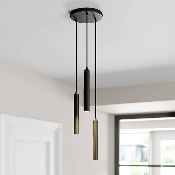 Arcchio Pendelleuchte Franka - L x B x H: 24 x 24 x 30 cm, schwarz, Schwarz (RAL 9005) - Dreiflammige Pendelleuchte mit zylindrischen schwarzen und messingfarbenen Leuchtkörpern, von der Decke hängend.