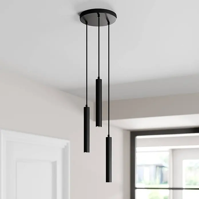 Arcchio Pendelleuchte Franka - L x B x H: 24 x 24 x 30 cm, schwarz, Schwarz (RAL 9005) - Drei schwarze zylindrische Pendelleuchten in unterschiedlichen Längen hängen von einer Decke in einem modernen Raum.