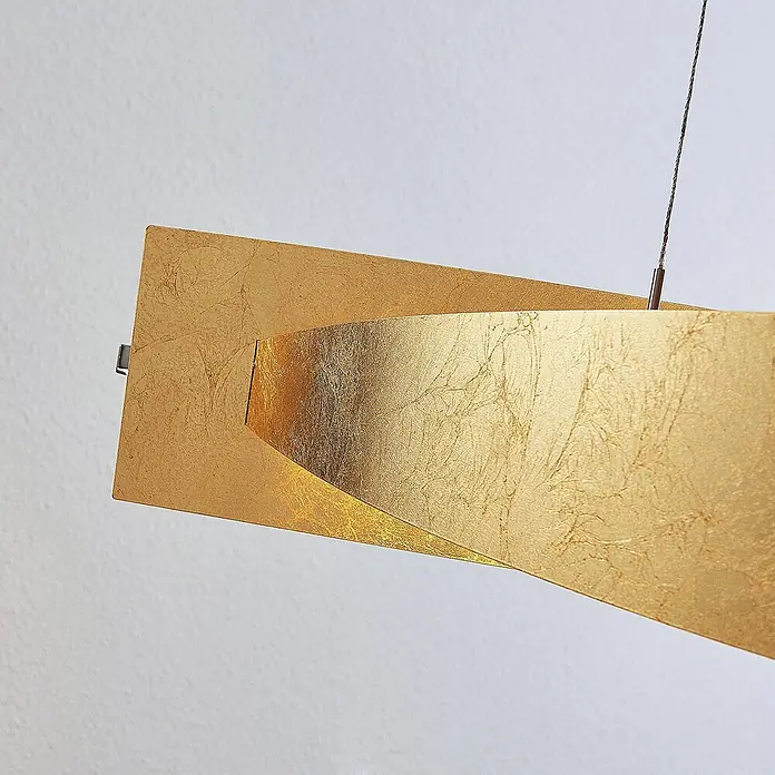 Lucande Pendelleuchte Marija - L x B x H: 101 x 18,5 x 1,8 cm, messing / gold, gold, silber - Strukturierte goldene rechteckige Pendelleuchte, an einem dünnen Draht hängend.